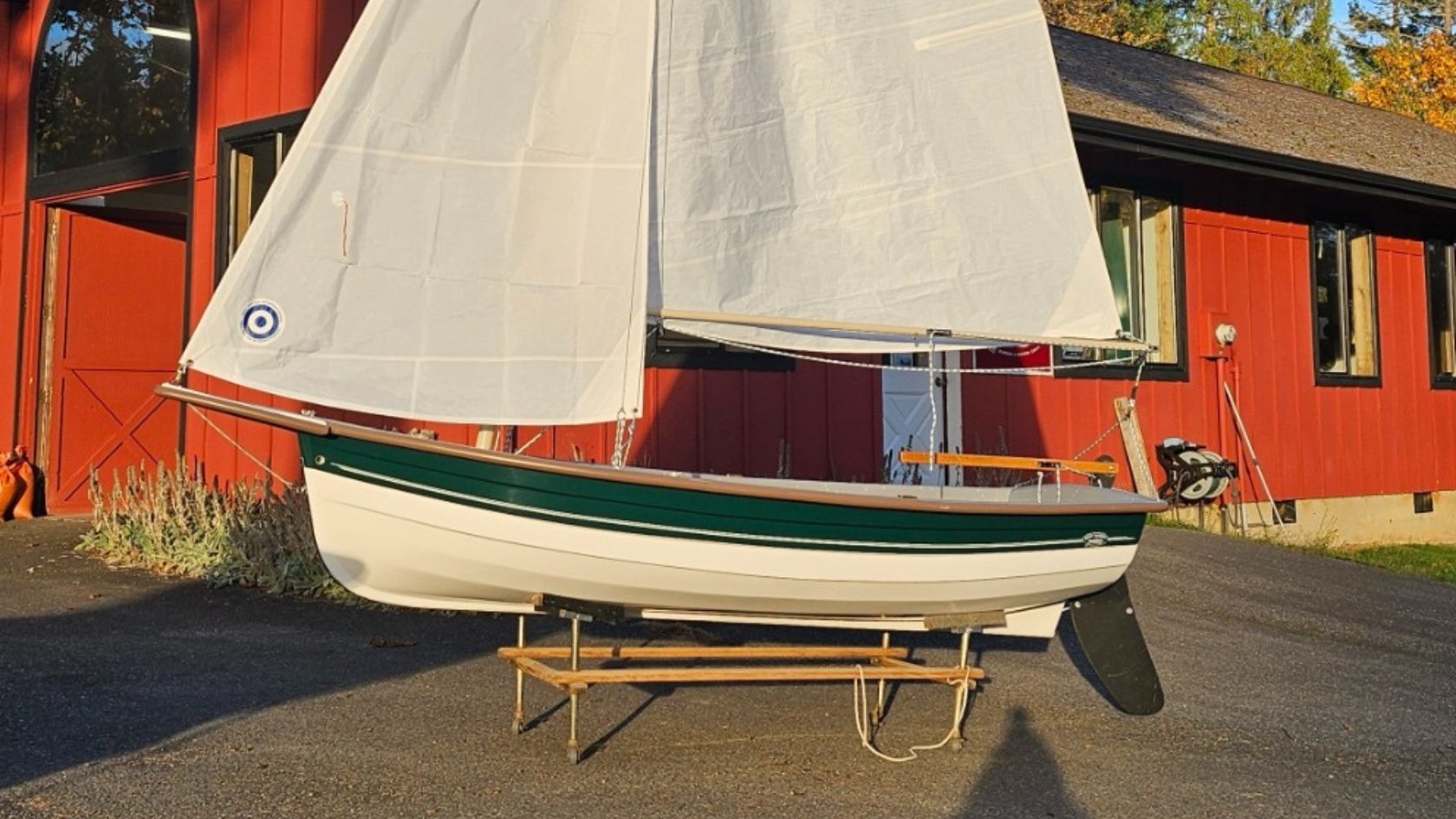 DEMO DEAL: 10′ Navigator Sailboat